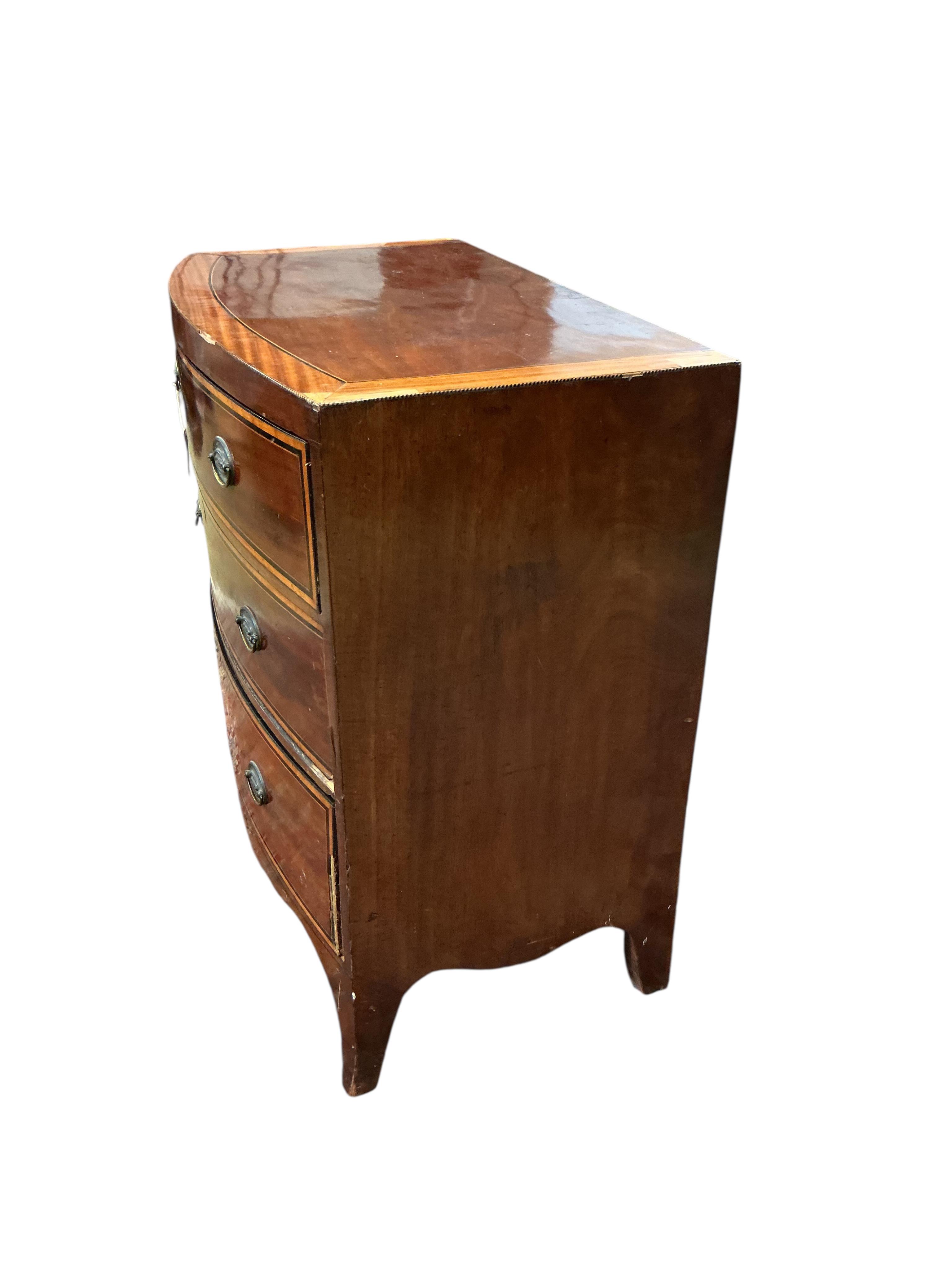 A Regency satinwood banded mahogany bow front chest, width 91cm, depth 51cm, height 89cm